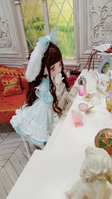 最高すぎるので見て欲しい…😭(みどりぴゃんにはちょっと大きめサイズ(1/3)の鏡台だったのだけど立て膝で解決する事によりママの鏡台にあこがれるようじょみが出て最高最高最高になってしまった)

#ドールスタジオSEN
#KUMAKOちゃん
#木茶動物園 