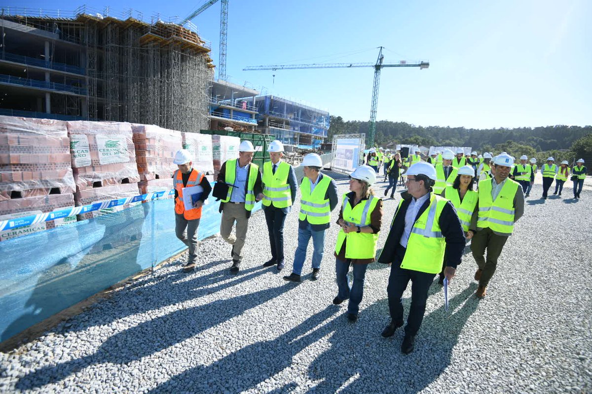 Lorespontevedra's tweet photo. Hoxe puidemos ver o estado das obras do futuro hospital de Montecelo, unha instalación que a área sanitaria precisa e pola que só podemos seguir estando comprometidos a ver rematada e en funcionamento canto antes. https://t.co/YZKmT98gl1