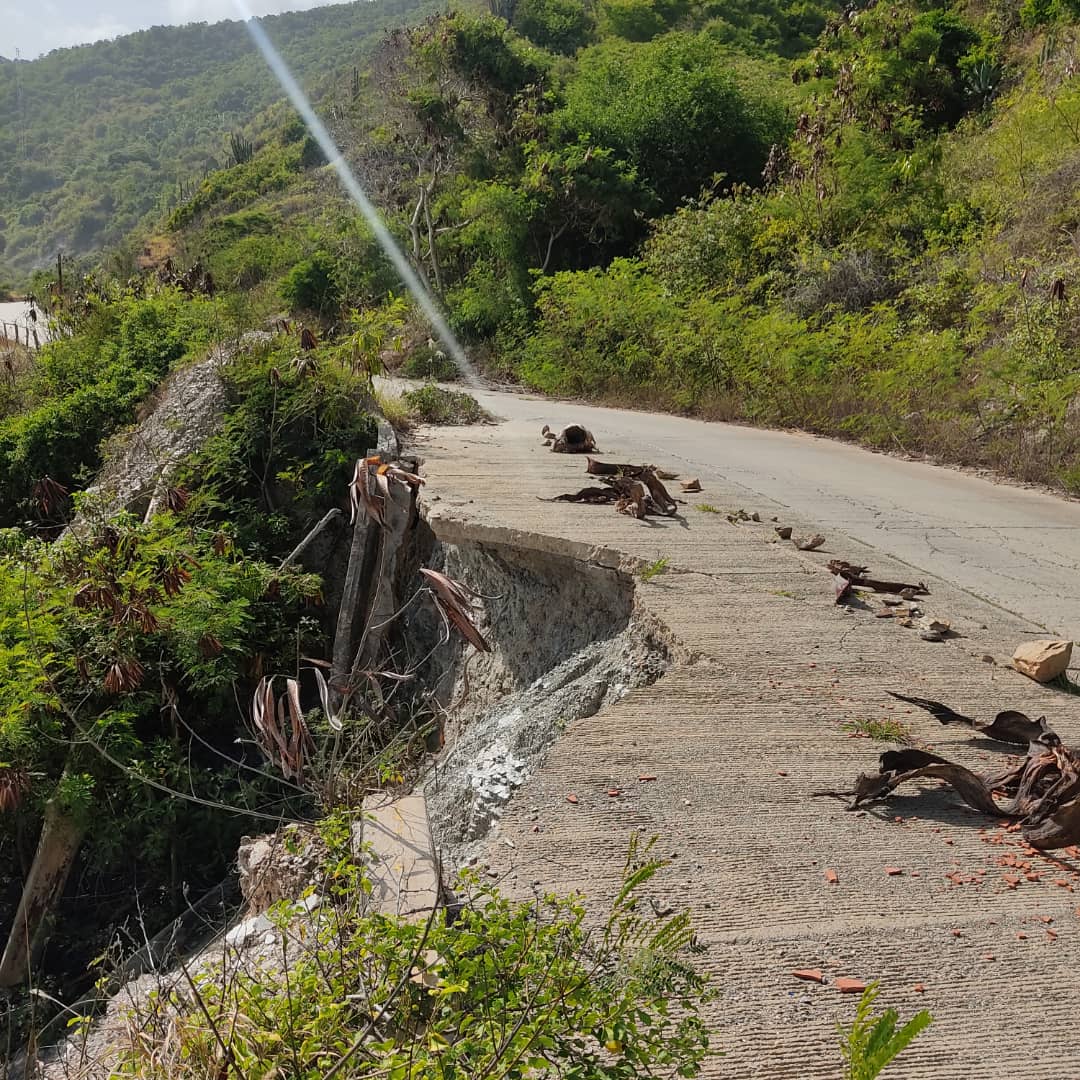 denisthornhill's tweet photo. Saludos , Porfavor @Jateranoficial la carretera via #chichirivichedelacosta #cluboricao #vargas  #gobernaciondelaguaira  esta a punto de caerse a nivel del antiguo helipuerto podría haber una gran desgracia es #urgente su reparación https://t.co/Sg7uddtiom