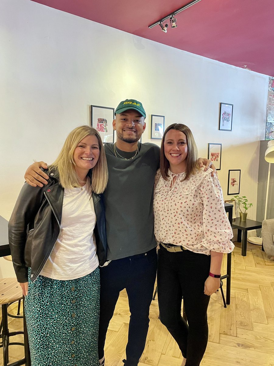 Obligatory Tweet to mark the occasion of getting back to f2f events, finally! Great to be at <a href="/HubSpot/">HubSpot</a> #GrowLondon2022 and meeting the inspirational business phenomenon @SteveBartlettSC 💫