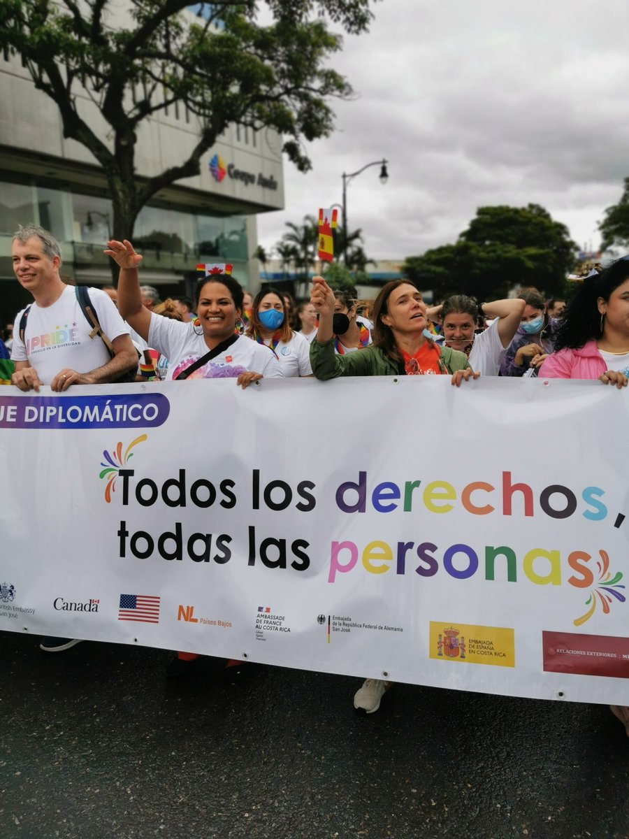 AmbCanCRHNNI's tweet photo. L'ambassade du Canada🇨🇦 au Costa Rica🇨🇷 a participé à la Marche de la #Fierté dirigée par l'ambassadrice @efwilliams1.

Nous sommes fiers de nous joindre à nos collègues, à la société civile, aux membres de la communauté et à nos alliés en disant haut et fort : #LAmourEstLAmour🌈 https://t.co/4qowEKVW3K
