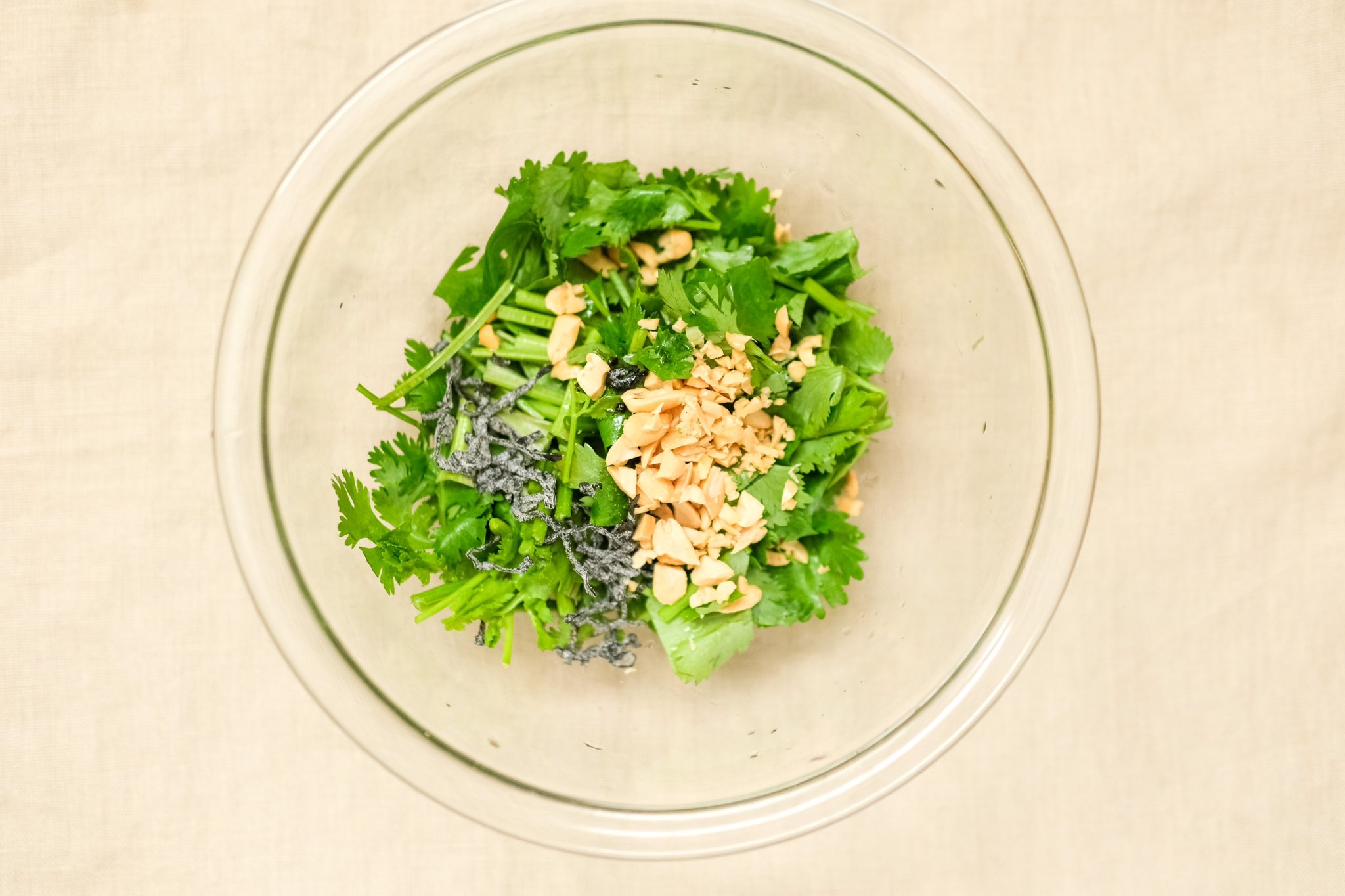 こいくみ 管理栄養士 料理家 パクチーは好きだけど 家でエスニック料理はハードル高いかも って方へ ナッツの食感が良いアクセントになる即席でできるパクチー好きにはたまらない一品です 即席パクチーサラダ ボウルにパクチー 1 2束 ざく切り