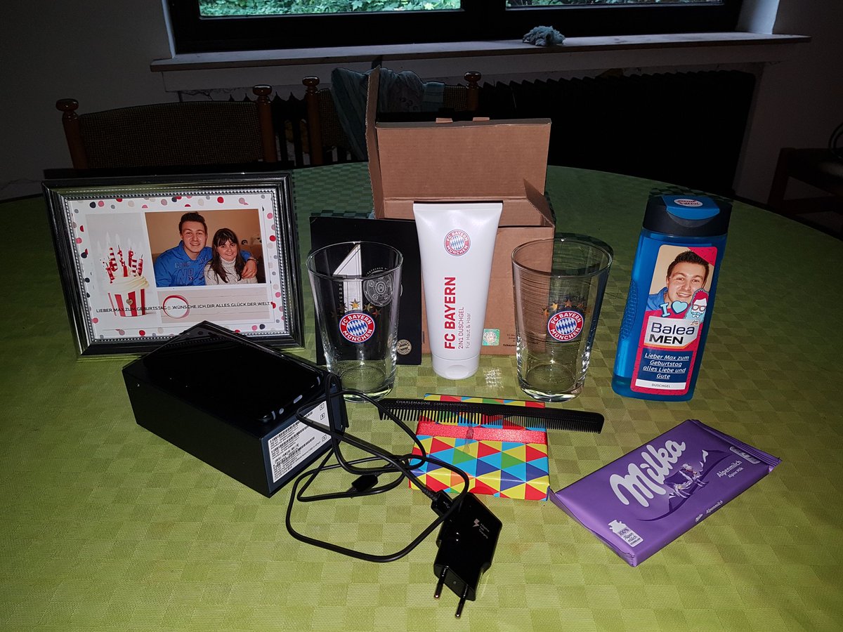 max_oberste's tweet photo. Ich bin nochmal so über dankbar von meiner Familie, von meinem aller besten Freund und von meiner Nachbarin, also von meiner besten Freundin über meine Geburtstagsbescherrungen. 😀😃😁😊😍🍀☘

#Geburtstagsgeschenke #familie #BesteFreunde https://t.co/B2y9SY90k0