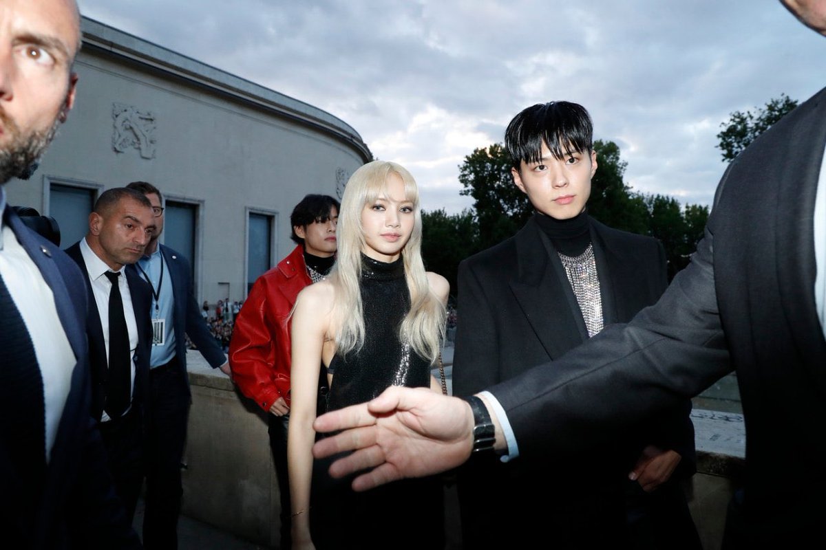 sineflower's tweet image. ชีวิตการติ่งของ LISA คอมพลีทมากนะ ยิ่งใหญ่ เกรียงไกร!!
LALISA HUMAN CELINE
#LISAatCelinePFW22 #LISAXCELINE