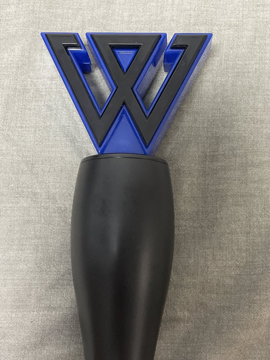 jonjaljs's tweet photo. 위너 응원봉 판매해요! 
가격은 제시 해주세요 정가가 기억이 안나서요ㅠㅜ 하자 인증 가능(콘서트도 못가봐서 한번도 안썼어요!) 박스 있는데 좀 구겨져서.. 필요하시면 보내드릴게요! 배송은 원하시는 방법으로 가능합니다 

위너 원봉 벌원 인서봉 양도 판매 송민호 이승훈 강승윤 김진우 https://t.co/xgkX6oAXru