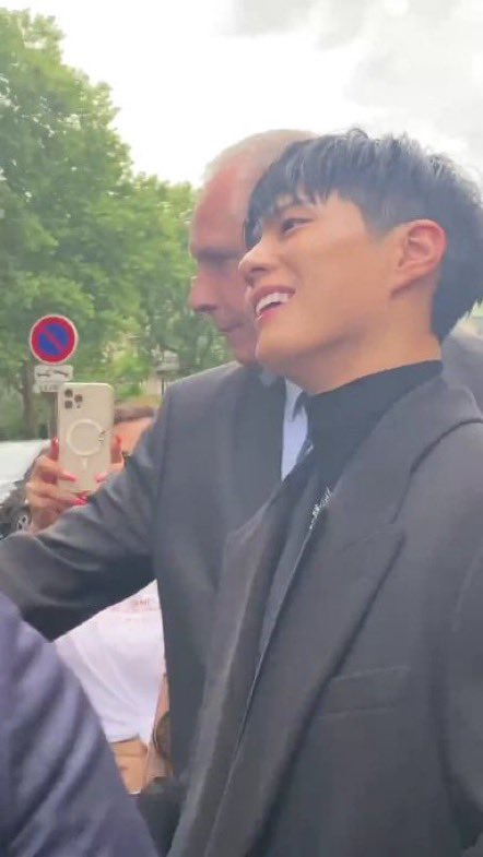 이얼굴로 싸인해주면 앞에 있는 사람 심쿵사로 죽겠다