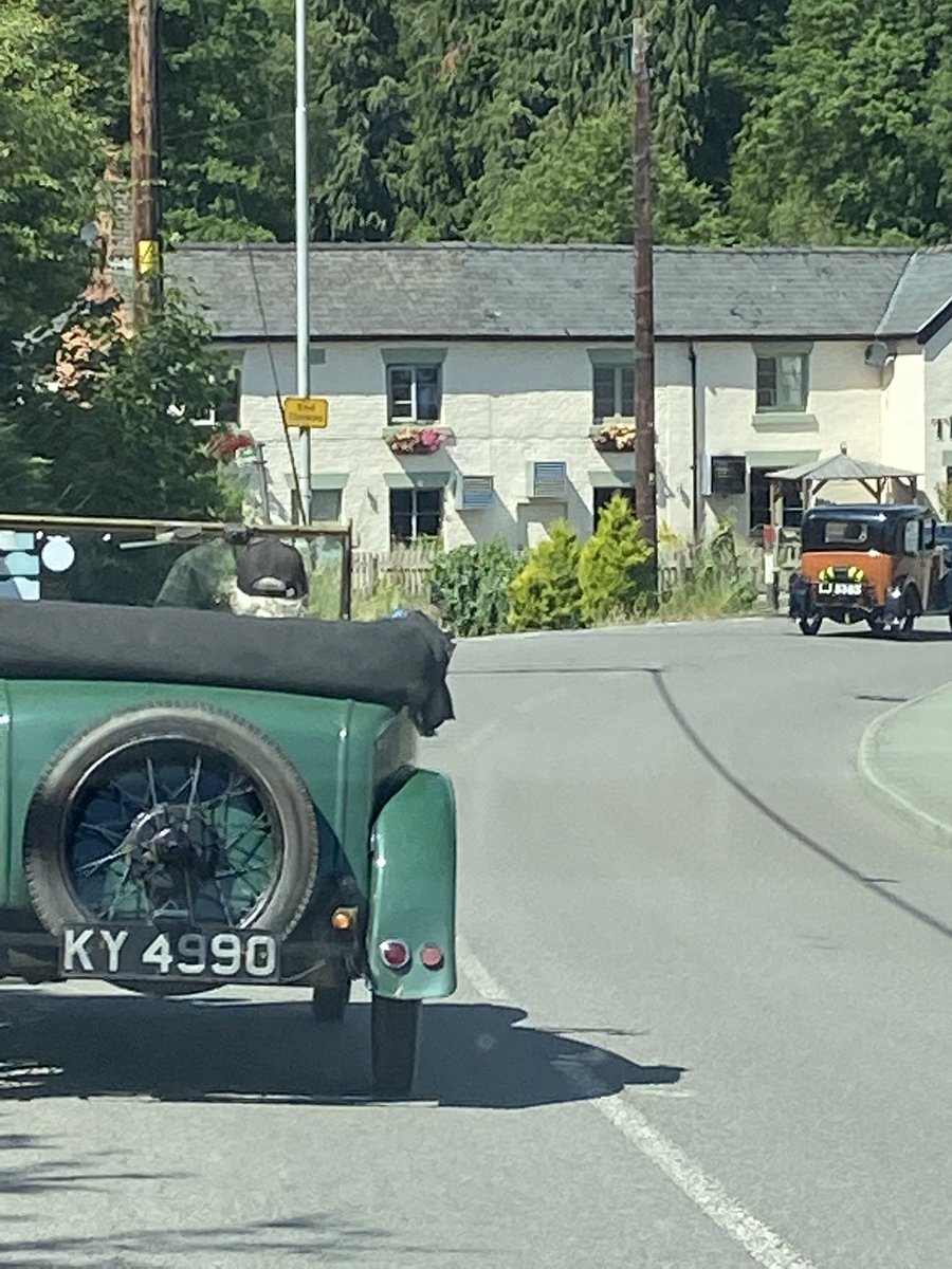 PenAndVernier's tweet photo. Not a bad traffic line-up to sit in! https://t.co/GC9pdKUeg4