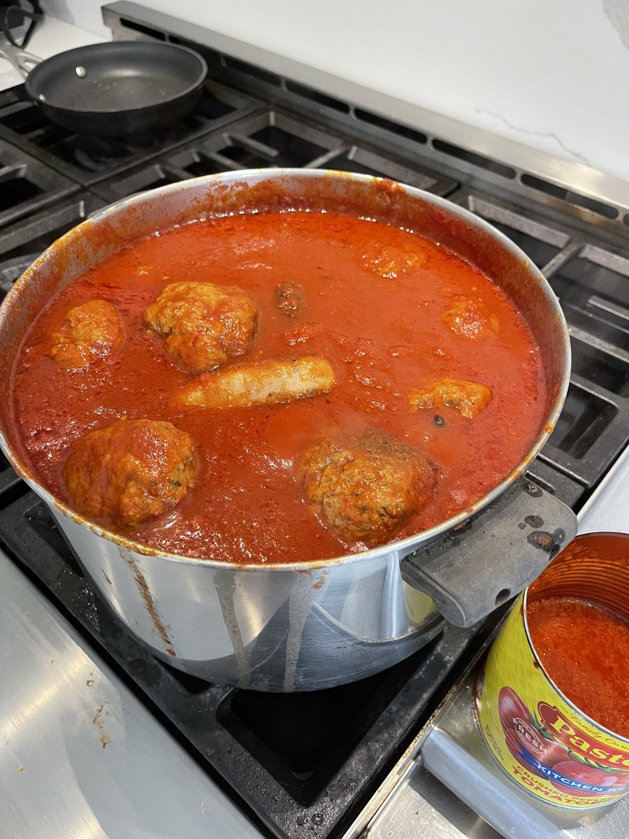 karyn_pallotta's tweet photo. Monday before ✈️ work !! #pastene #italiansdoitbetter🇮🇹 sausage and meatballs!! #yum #fordporn https://t.co/j8kqyx1LiK