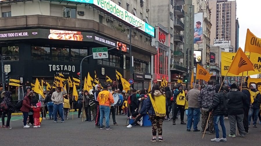 jotaleonetti's tweet photo. Comienza a movilizar el #Piquete del #MIJD por #AvenidaCorrientes hacia el Bajo.
Aseguran que irán a #PlazaDeMayo.
https://t.co/LjWd3dIZ2b
📲 @PabloLugano https://t.co/BiJykeRWvE
