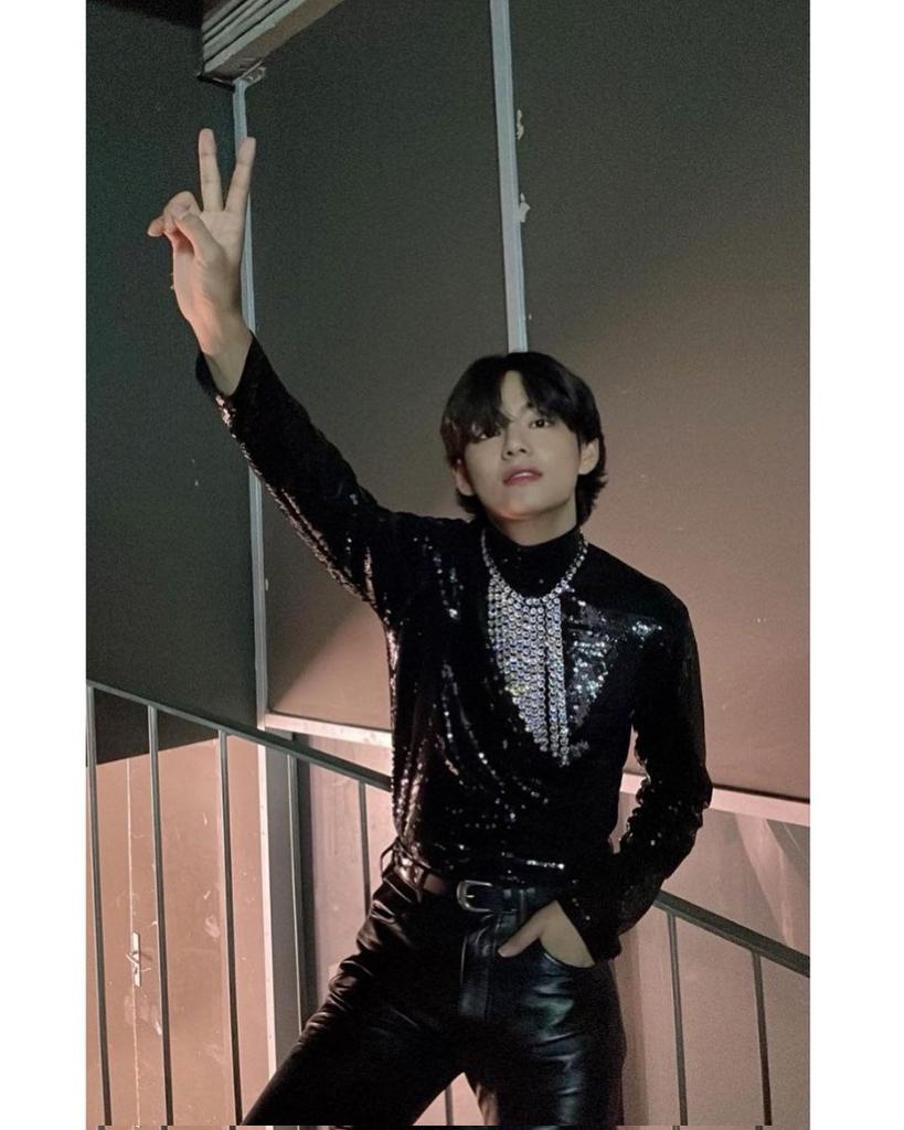 Noor55502279's tweet photo. Boy rocked the show by his presence 🔥😍🔥🔥💟
#KimTaehyungxCeline #KimTaehuyng #KimTaehyungxCelinePFW
#TaehyungInParis #TaehyungxCelinePFW #TAEHYUNGxCeline #LISAatCelinePFW22 #celinenumero #CELINE #TAEHYUNG #taelice https://t.co/h8mmL3vdvx