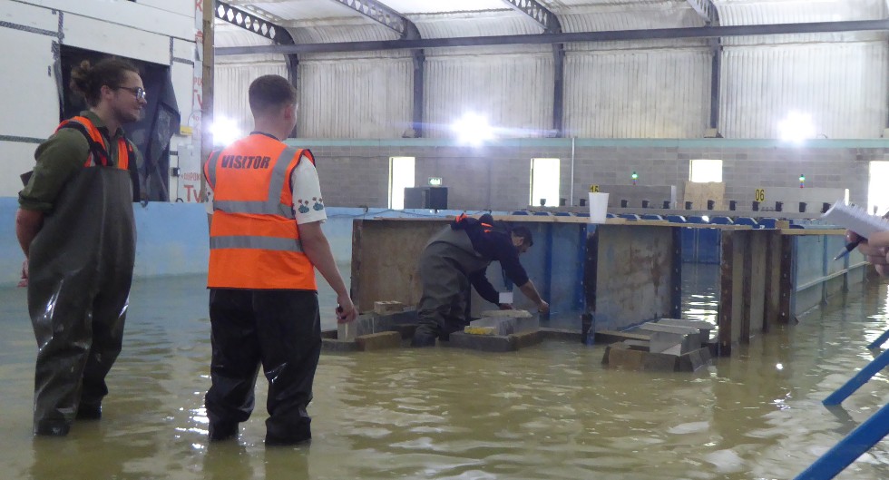 hrwallingford's tweet image. We hosted BSc and MSc students from the @Bruneluni Flood &amp;amp; Coastal Engineering course last week for their summer school.

#floodengineering #coastalengineering #physicalmodelling