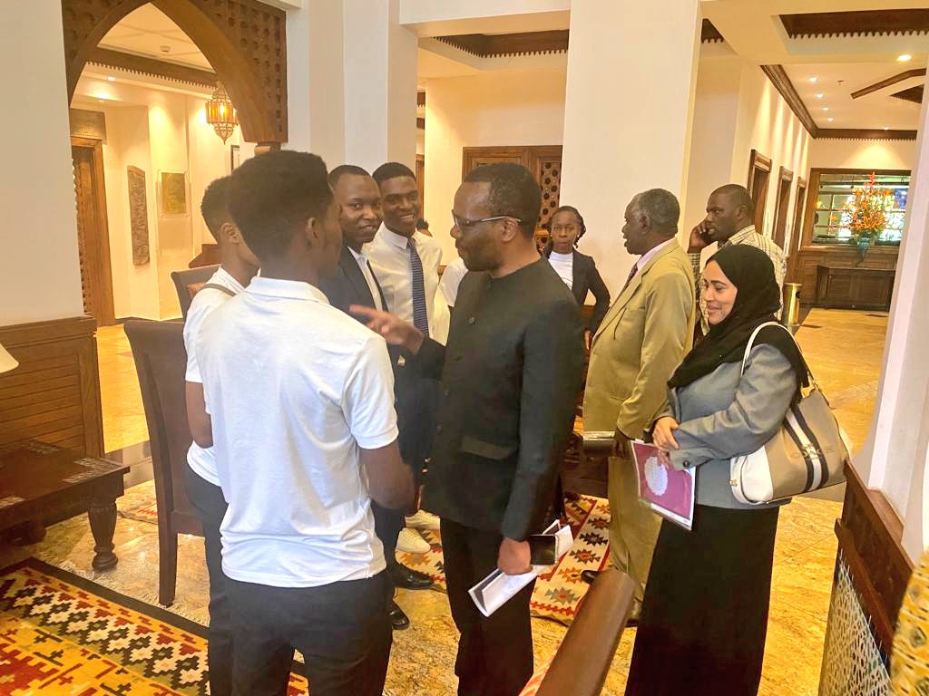 Vicent_Kassala's tweet photo. 📍Serena Hotel DSM

Kiongozi wa Chama Ndg. @zittokabwe na Vijana wake, (viongozi wa @ACTwazalendo #ACTUDSM) walipokutana leo na kusalimiana Serena Hotel jijini Dar es salaam baada ya kuchaguliwa jana. Kiongozi amewahakikishia kuwapa ushirikiano mkubwa.

#TheFutureIsPurple https://t.co/YPy1O2Pjns