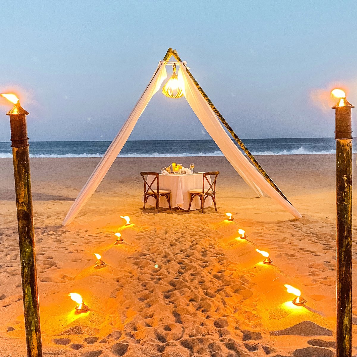 Date night, but make it unforgettable. . Cita nocturna, pero hazla inolvidable. . #HyattZivaLosCabos 📸:@stephoffthegrid @theforeigndrifters