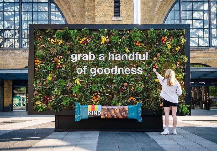 CornflakesMedia's tweet photo. A 'grab and go' billboard campaign for @kindsnacksuk designed by @welcometofrank was placed at King Cross, UK to encourage people to grab a handful and to educate them on how one should consume at least 40g of nuts per day.#creativeflakes #marketing https://t.co/FhW3mZSA0a