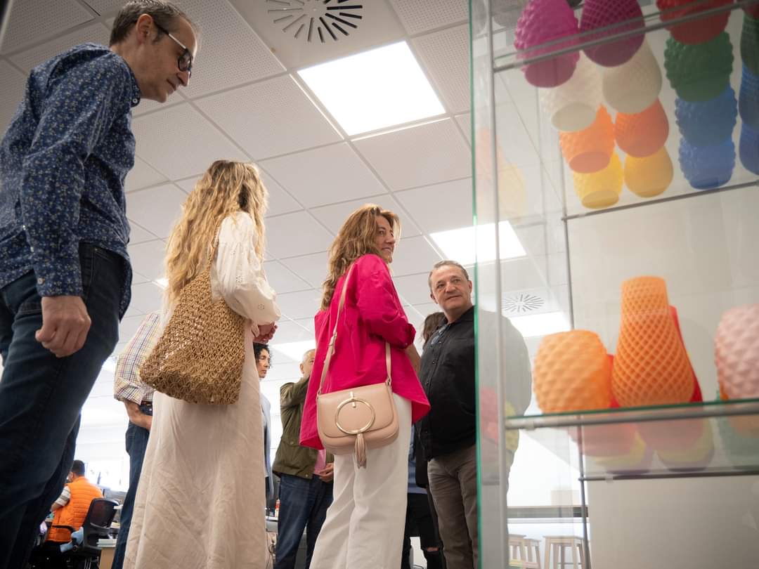 SalesianosPiza's tweet photo. Algunos profesores de Grado Superior han tenido la oportunidad de visitar @Ecotisa_ 

¡Es un orgullo encontrarnos a tantos antiguos #alumnos cuando visitamos #empresas!

Gracias por la acogida #Ecotisa

#FP #GradoSuperior #Informática  #Salesianos #CSSJ_FP #GS https://t.co/x7Pho2mcQ0
