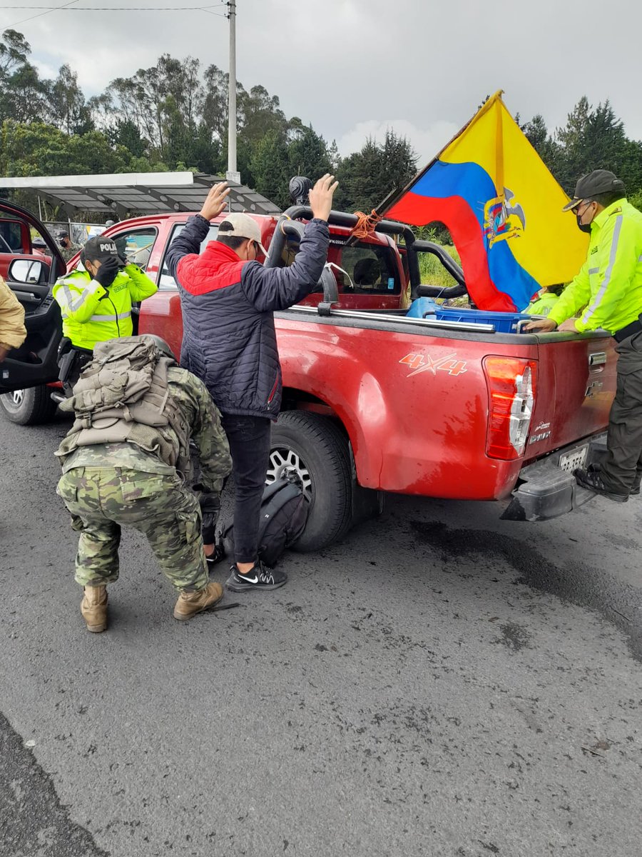 FFAAECUADOR's tweet photo. #Pichincha 

Las @FFAAECUADOR en coordinación con @PoliciaEcuador, realiza operaciones de control de armas, municiones y explosivos, en los cantones #Rumiñahui y #Mejía, con la finalidad de garantizar la seguridad integral del Estado. 

#FFAAContigo
#JuntosPorEcuador https://t.co/8RIY9HQTmu