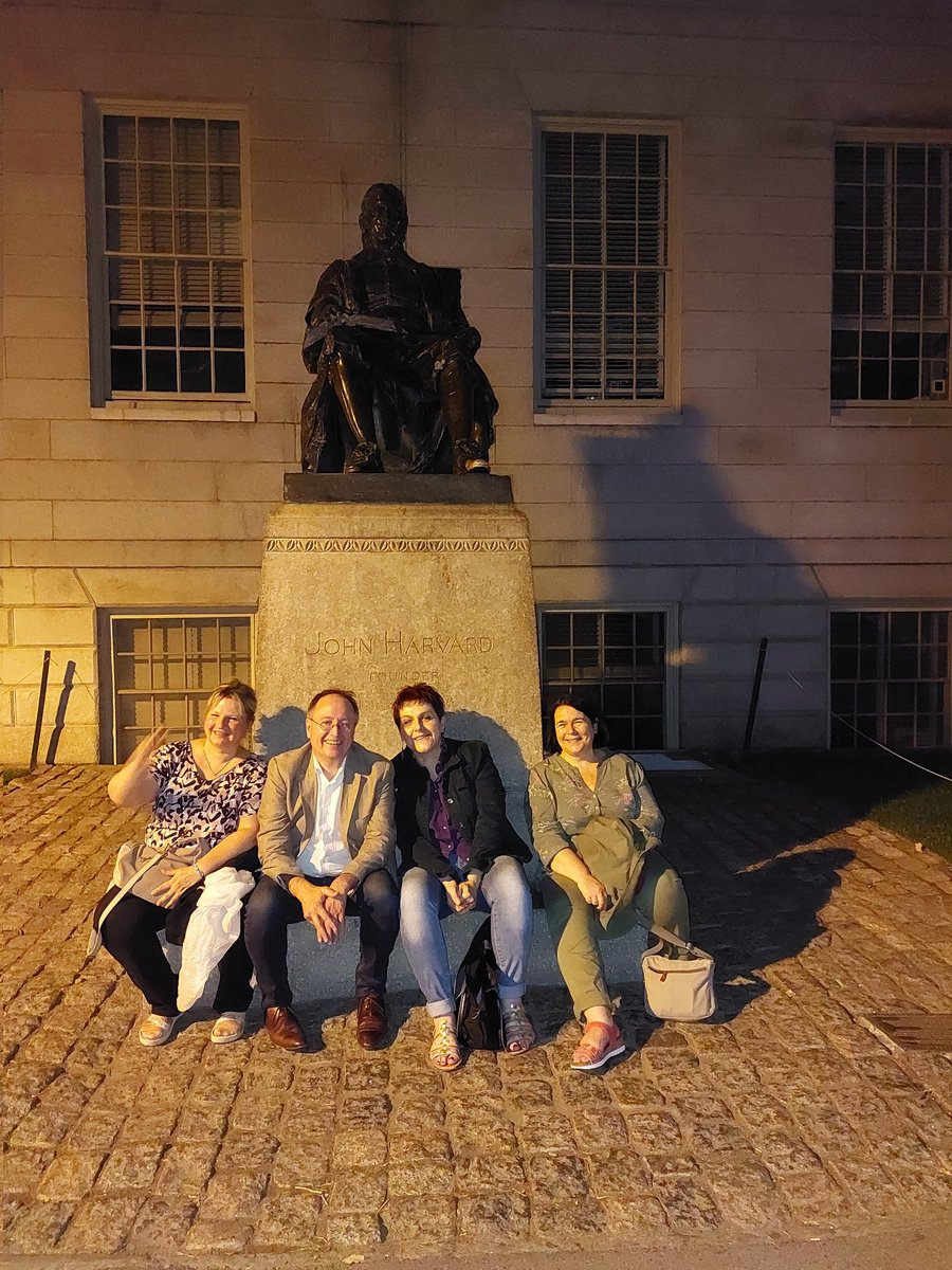 Clap de fin d'une expérience inoubliable. Echanges fructueux et perspectives enthousiasmantes autour de la santé, des vulnérabilités et des pandémies.
MERCI <a href="/ProfMMcCormick/">Michael McCormick</a> et Solenn Troadec.
See you soon John Harvard !
<a href="/Inrap/">Inrap</a> <a href="/Blanchard_Inrap/">Ph. Blanchard</a> 
I. Catteddu M-C Truc