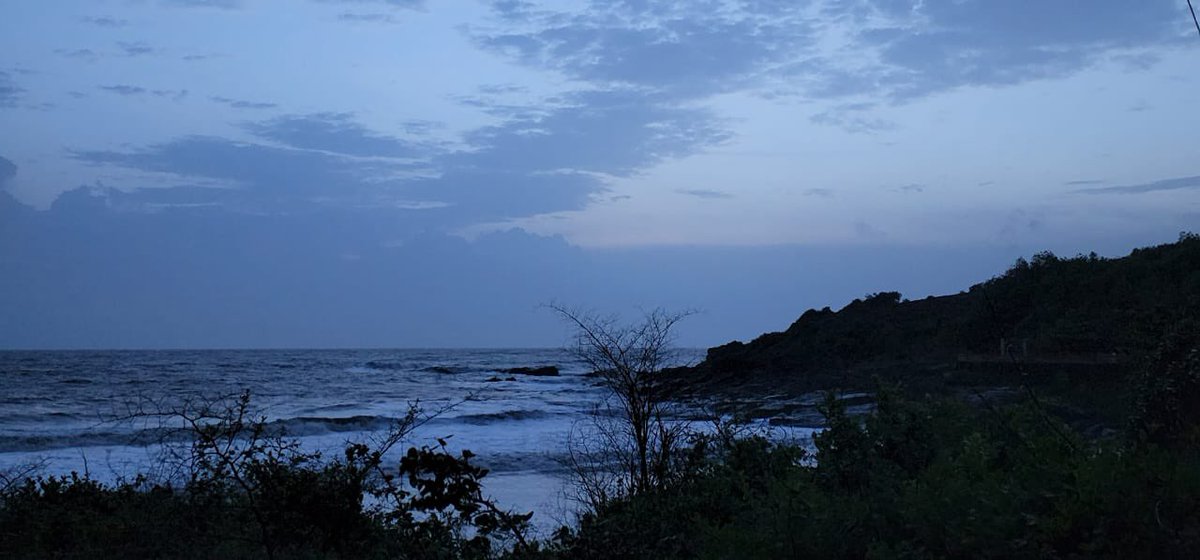 Rains , clouds , sky , sea and sand 
#randomclicks #Karnataka #coastallife