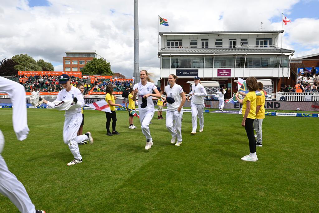 Chance2Shine's tweet photo. Absolutely fantastic to be at @CACG_Somerset for Day 1 of #NationalCricketWeek with #ChancetoShine participants providing the guard of honour for the teams at #EngvsSA. Many thanks to @SomCricketFDN for all the hard work 🙌 https://t.co/PcIXE088HB