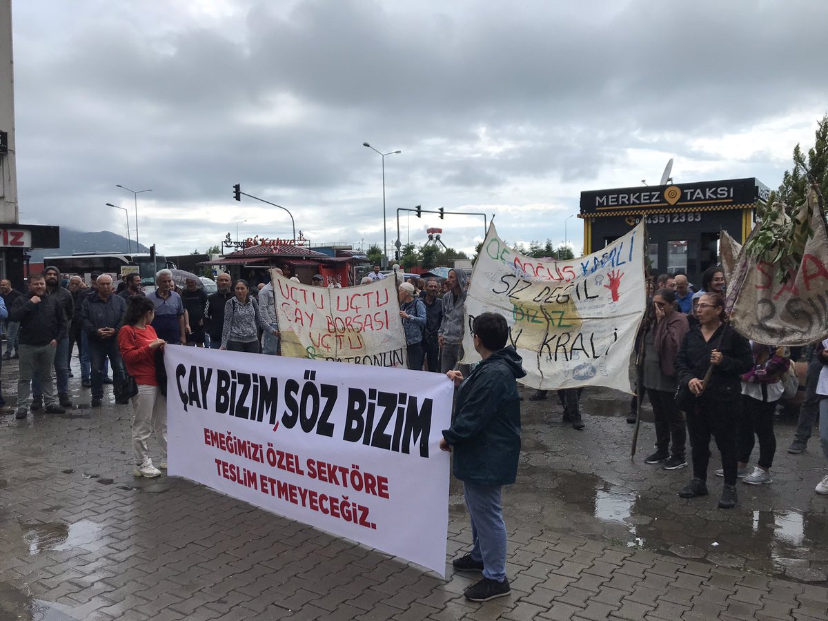 HOPALI ÇAY ÜRETİCİLERİ
EMEĞİMİZİ ÖZEL SEKTÖRE TESLİM ETMİYECEĞİZ, 
AKP YASANI AL BAŞINA ÇAL DİYEREK SOKAKLARDAYDI