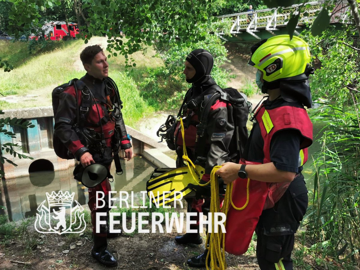 Berliner_Fw's tweet photo. #Wasserrettungseinsatz in #Tegel
Die @berliner_fw wurde zum #Flughafensee gerufen, wo ein Mann nach Sprung von einer Brücke nicht mehr auftauchte. Nach Rettung durch unsere #Taucher und unter #Reanination kam die Person in eine Klinik.
36 Kräfte waren im Einsatz. https://t.co/57Ma7gyCcG