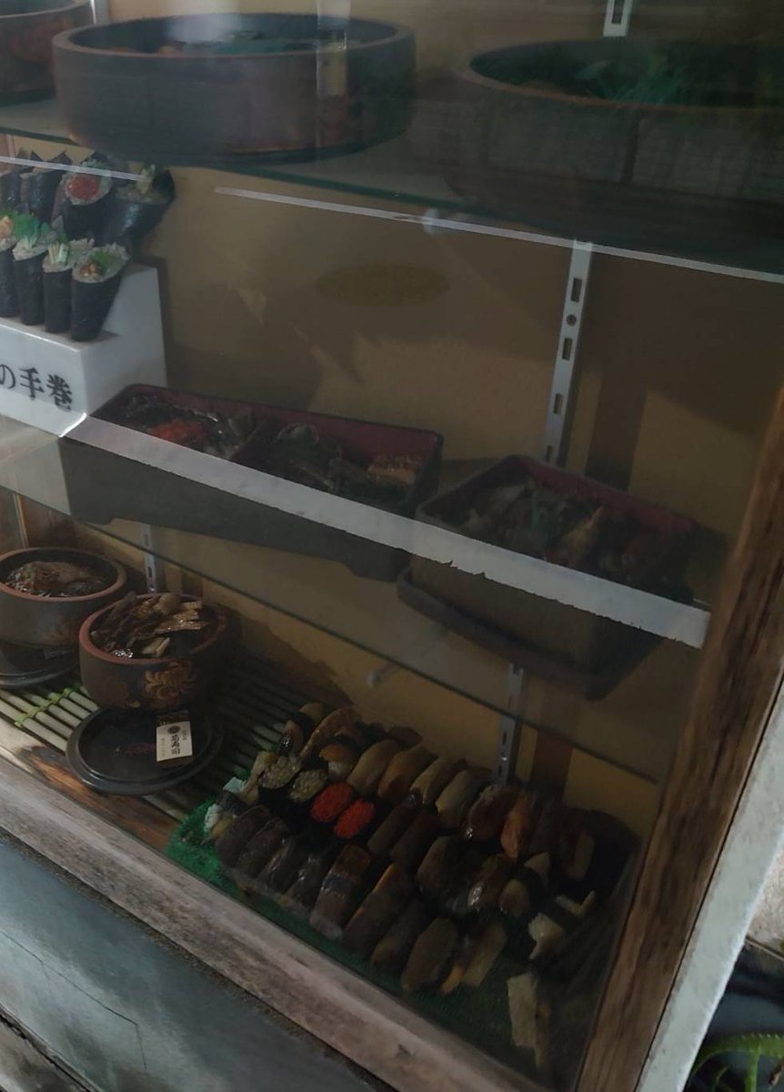 kadoya1's tweet photo. 深夜まで営業するカウンター6席の寿司屋。店頭のディスプレイには恐ろしく劣化した食品サンプルの握り寿司。情報が殆どないから値段も品質も分からない。これは俺が人柱になるしかねえだろうと覚悟して入店するとネタケースには活〆車海老から雲丹、アワビまで並ぶ。1人前1800円の寿司が旨いのなんの。 https://t.co/PFa8L8tDgI