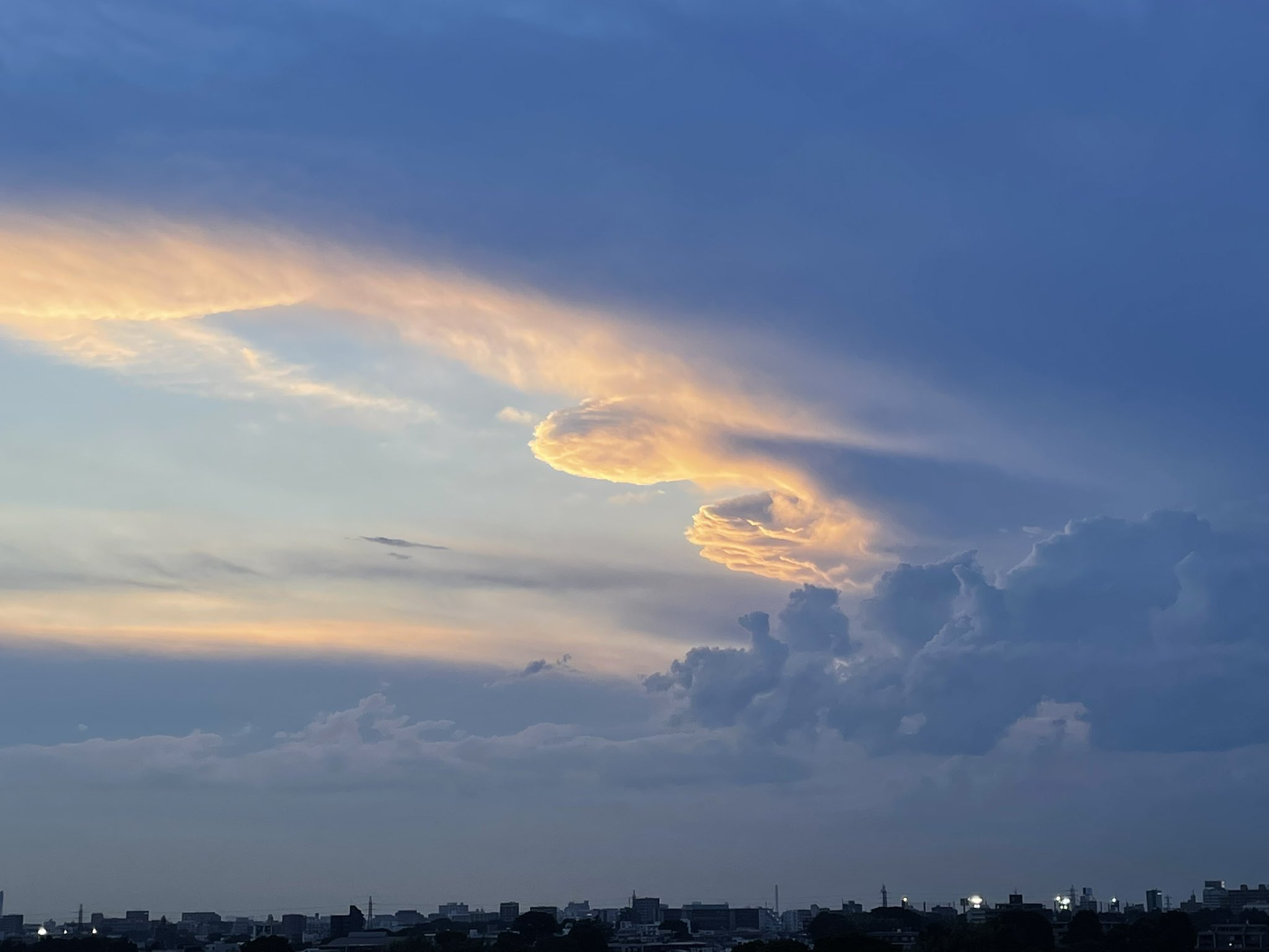 堀部ともよ 今日のもくもく雲 人差し指の大きな誰かが指差してる 梅雨明けした空は不思議な様相でした T Co U2rw5wctj4 Twitter
