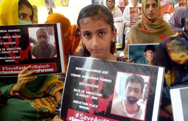 sairabaluch_'s tweet photo. پریس کلب احتجاجی مظاہرہ ،دھرنا رہا کرو بازیاب کرو کے نعرے سوتے ہیں تو جبری گمشدہ بھائیوں کے چہرے نظر آتے ہیں اگر ریاست ماں جیسی ہوتی ہے تو ہماری بوڑھی ماؤں نے انکا کیا بگاڑا ہے جن کو رولایا جارہا ہے ماں ہوتی ہوگی ریاست ہمارے لیے تو ایک سوتیلی ماں جیسا رویہ بھی روا نہیں رکھا۔ https://t.co/Zc5pysd9q3