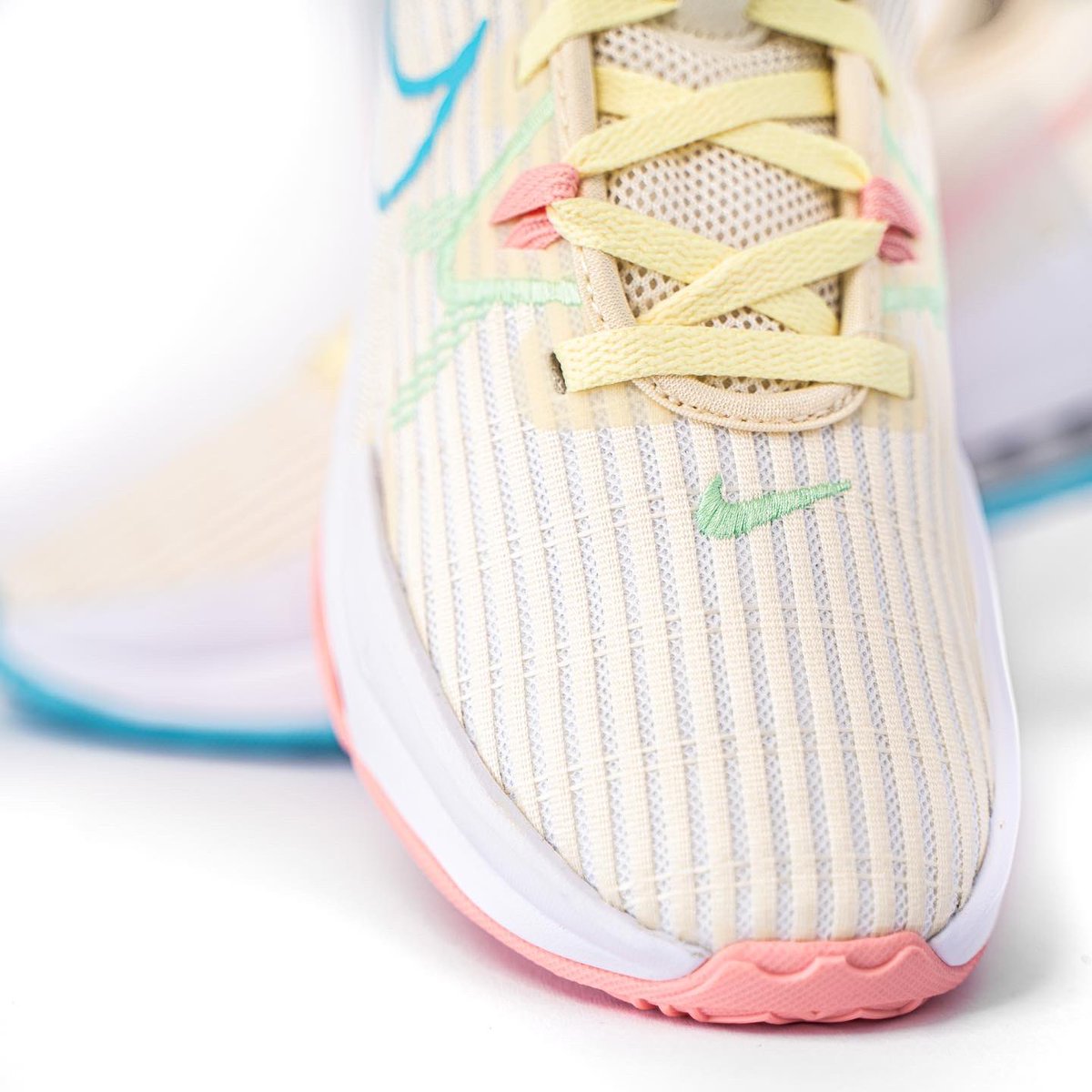 BasketCountry's tweet photo. LEBRON WITNESS 6 "EASTER"
Ya están en Basket Country las Lebron Witness 6 "Easter". Los colores pastel y el diseño de las suelas nos vuelven locos. 👑🥚🏀
#LebronWitness6 #BasketCountry #Basketball #KingJames #Easter #Nike #NbaShoes #NikeShoes #NikeBasketballShoes #Sneakers https://t.co/qZFT40Nx7a