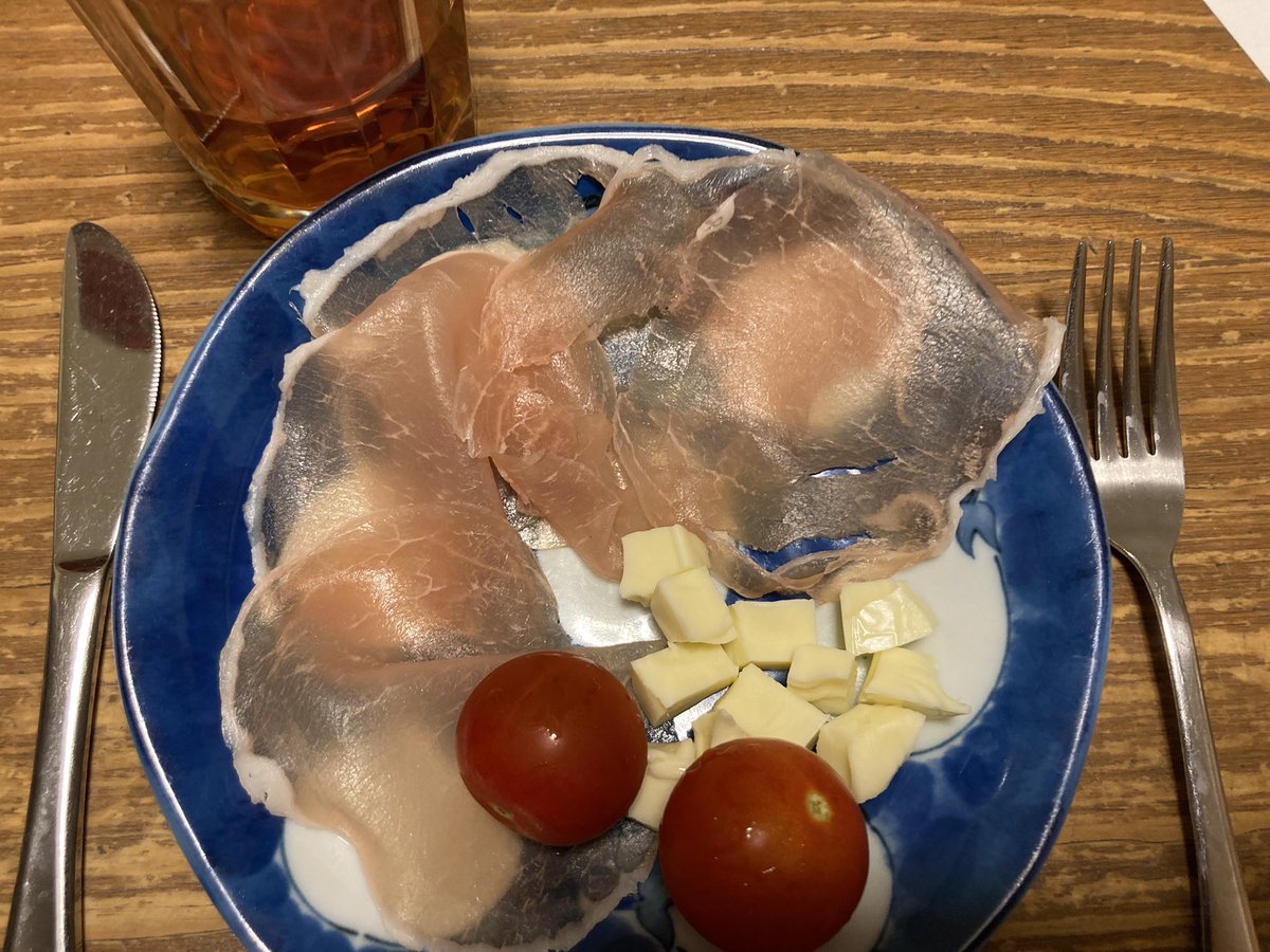 晩酌(間食)メニューベビーチーズと安生ハム、そしてミニトマト(お飲み物は午後ティーストレートinショットグラス) 