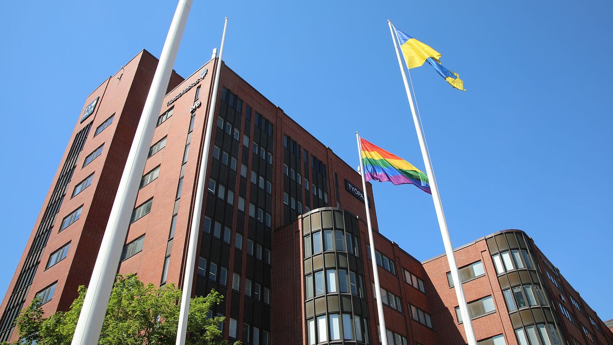 Pride-lippu liehuu tällä viikolla Tilastokeskuksen edustalla #HelsinkiPride-viikon kunniaksi🏳️‍🌈 Yhdenvertaisuus ja ihmisoikeudet kuuluvat kaikille, ja jokainen ansaitsee tulla nähdyksi – niin yhteiskunnassa kuin tilastoissakin.