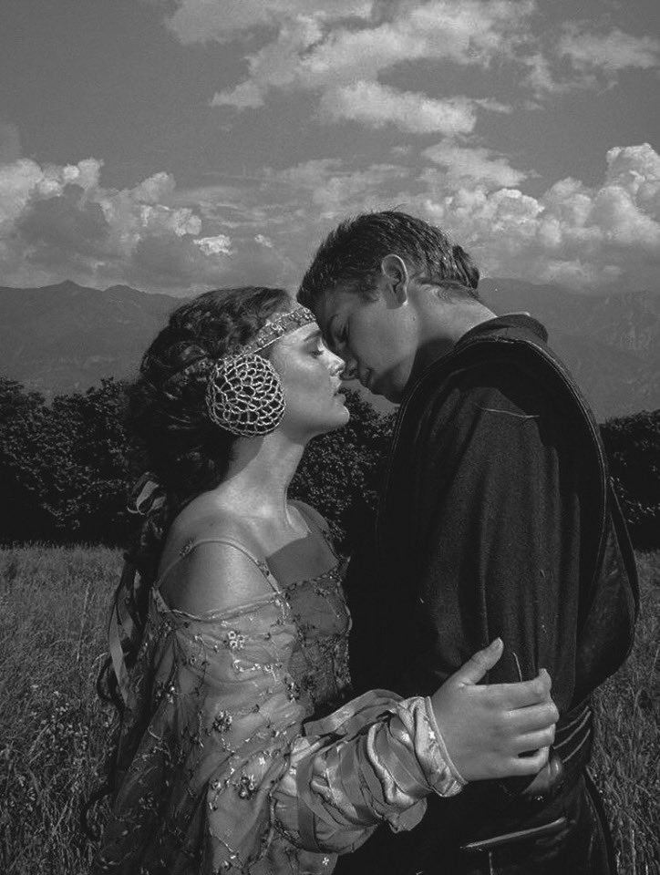leovanilles's tweet photo. Natalie Portman and Hayden Christensen for Vanity Fair (2002) https://t.co/Q3dMy08zhf