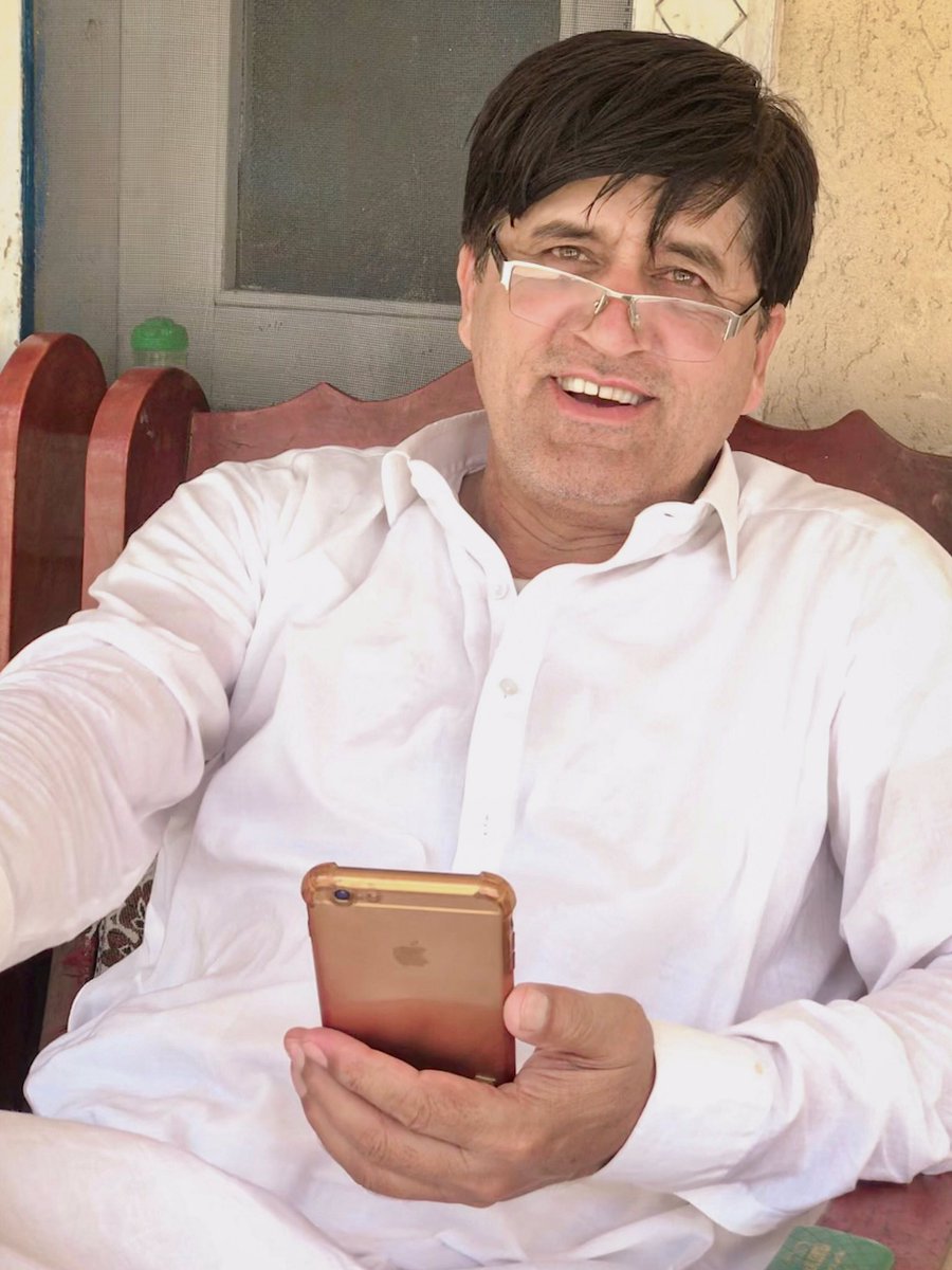 SyedHashmatKha1's tweet photo. چې مور يې نه وې نو کور يې نه وې 
چې پلار يې نه وې نو زور يې نه وې.

لوې الله دې راته ټول عمر جوندې لره❤️
#پلار_محترم https://t.co/ULn4pV7cjh