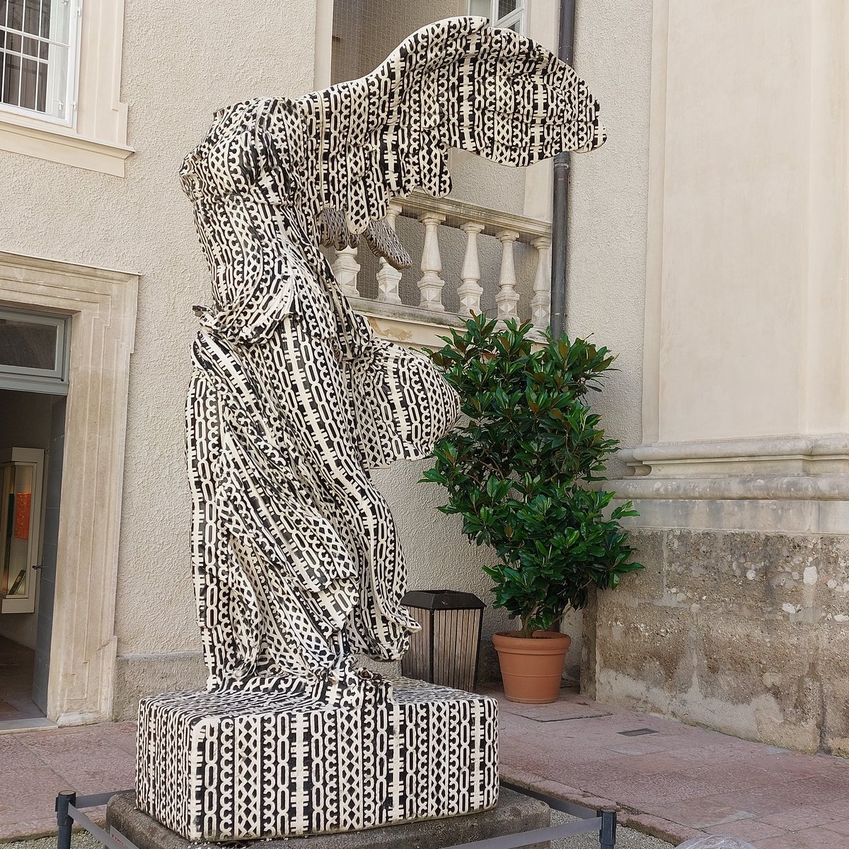 LeaAnneli's tweet image. Kendell Geers #DomQuartier #Salzburg