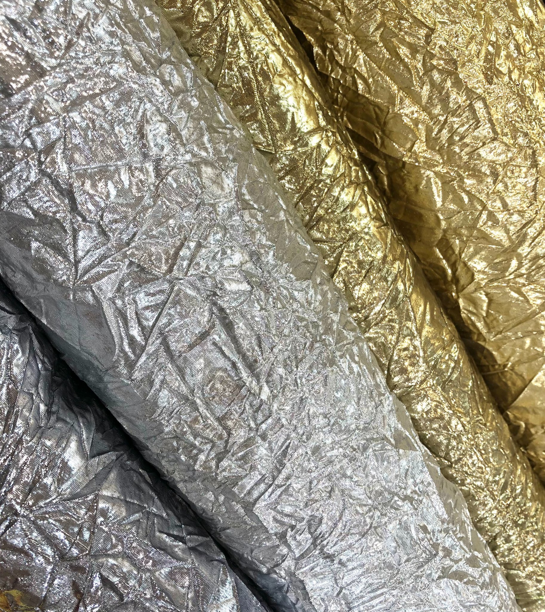ユザワヤ衣装部 ゴールドのアルミホイル こちらはアルミホイルの様な 生地なんです ラメシャーの くしゅくしゅバージョン ラメシャークラッシュ 衣装にも敷き布にも めちゃ雰囲気出ます 衣装にも敷き布にも 1980円 税です