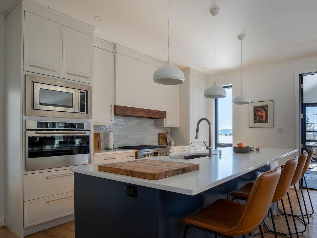 We love a good appliance wall ❤️ 

Complementing the 30" Sofia Dual Fuel Range, our built-in oven and microwave with trim kit make cooking options abundant in this kitchen by Tony's Cabinets. Imagine the crowd you could feed sitting around this island! 

📸: Tony Cabinets