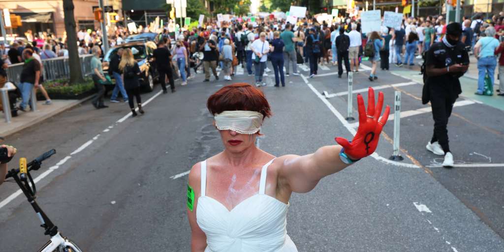 #IVG ✍️ "Réveillons-nous ! Nous avons tort de croire que le progressisme a gagné dans nos démocraties occidentales.

Partout, les forces conservatrices s’organisent pour réaffirmer la domination masculine sur le corps de la femme."

par Leïla Slimani 👉 nouvelobs.com/societe/202206…