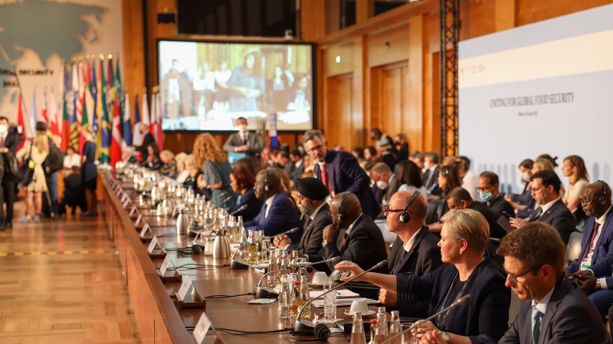 Le monde doit unir les efforts et coordonner les actions pour vaincre l’insécurité alimentaire. Sur invitation de @ABaerbock, <a href="/SvenjaSchulze68/">Svenja Schulze</a> et <a href="/cem_oezdemir/">Cem Özdemir</a>, le Min. Plan de la 🇨🇩 a participé le 24.06. à la conférence #UnitingforFoodSecurity  à Berlin. <a href="/PlanRdc/">Ministère du Plan et de la C.A.D 🇨🇩</a>