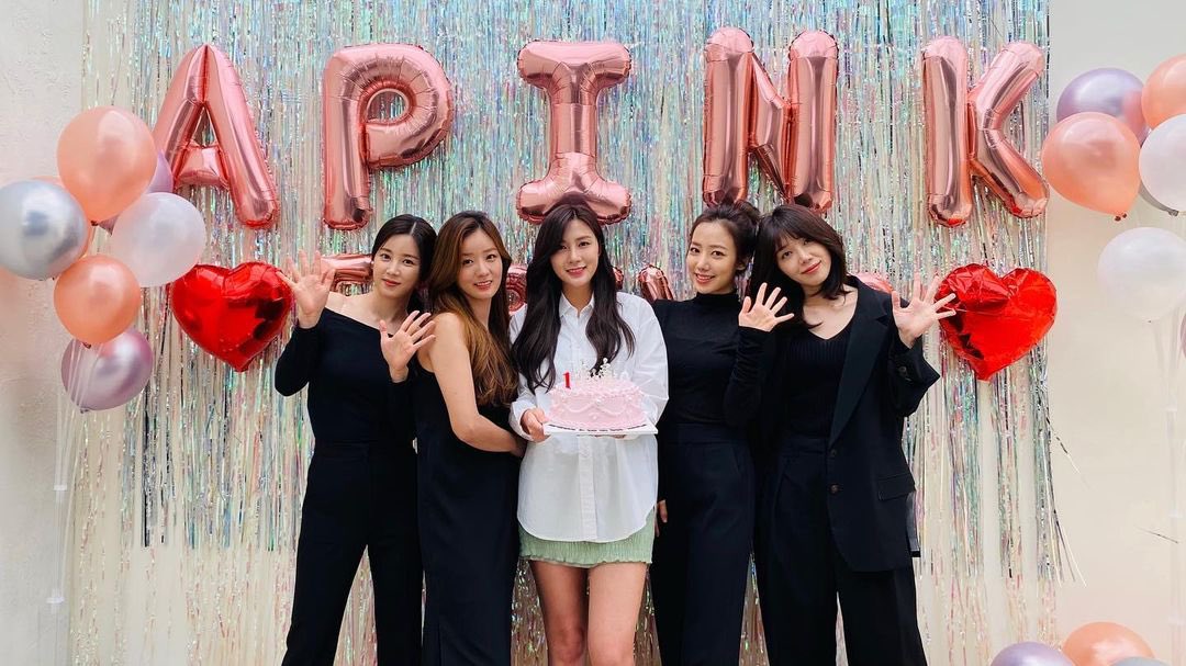panda19april's tweet photo. So far 2022 after #dilemma CB, #Apink really go all out.
#ChoBom debut
#Eunji CFs & Dramas
#Namjoo w musical
#Hayoung being a Dj
#Naeun CFs here & there..
I hope after ChoBom debut, we got #ApinkComeback, #apinkVarietyShow #apinkConcert #apinkWorldTour #ApinkEve2022 https://t.co/yDx8YTYi8Y