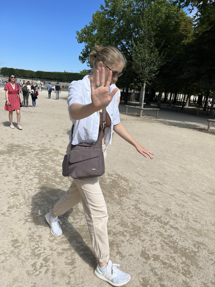 madelineusonis's tweet photo. #CarlyAustin spotted outside the Louvre! https://t.co/P4UB4YR505