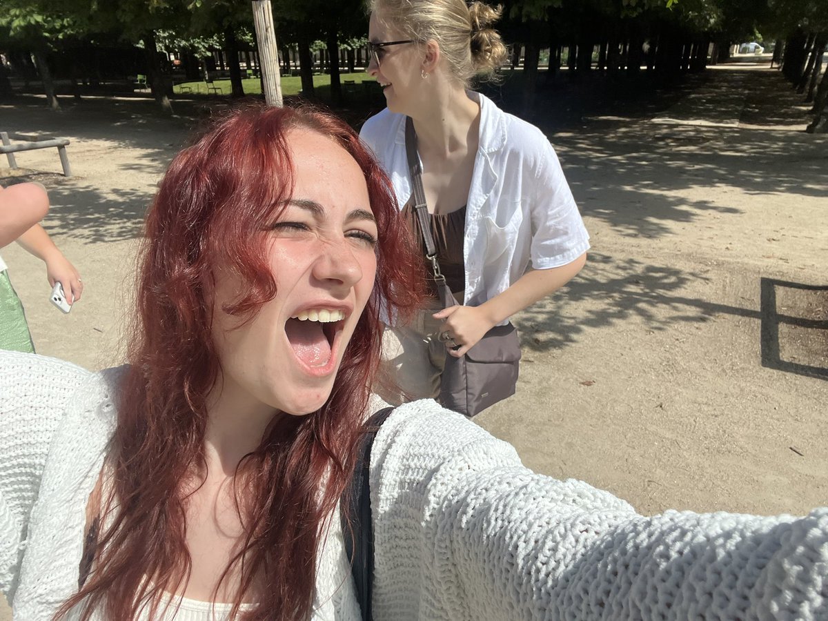 madelineusonis's tweet photo. #CarlyAustin spotted outside the Louvre! https://t.co/P4UB4YR505