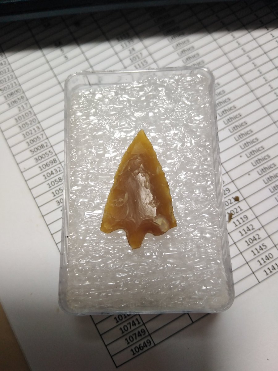 RebeccaDevaney3's tweet photo. Haven't done this for a while, but here is #FlintOfTheDay - a lovely little early Bronze Age barbed and tanged arrowhead from a site near Swindon. https://t.co/eByqcwTFlL