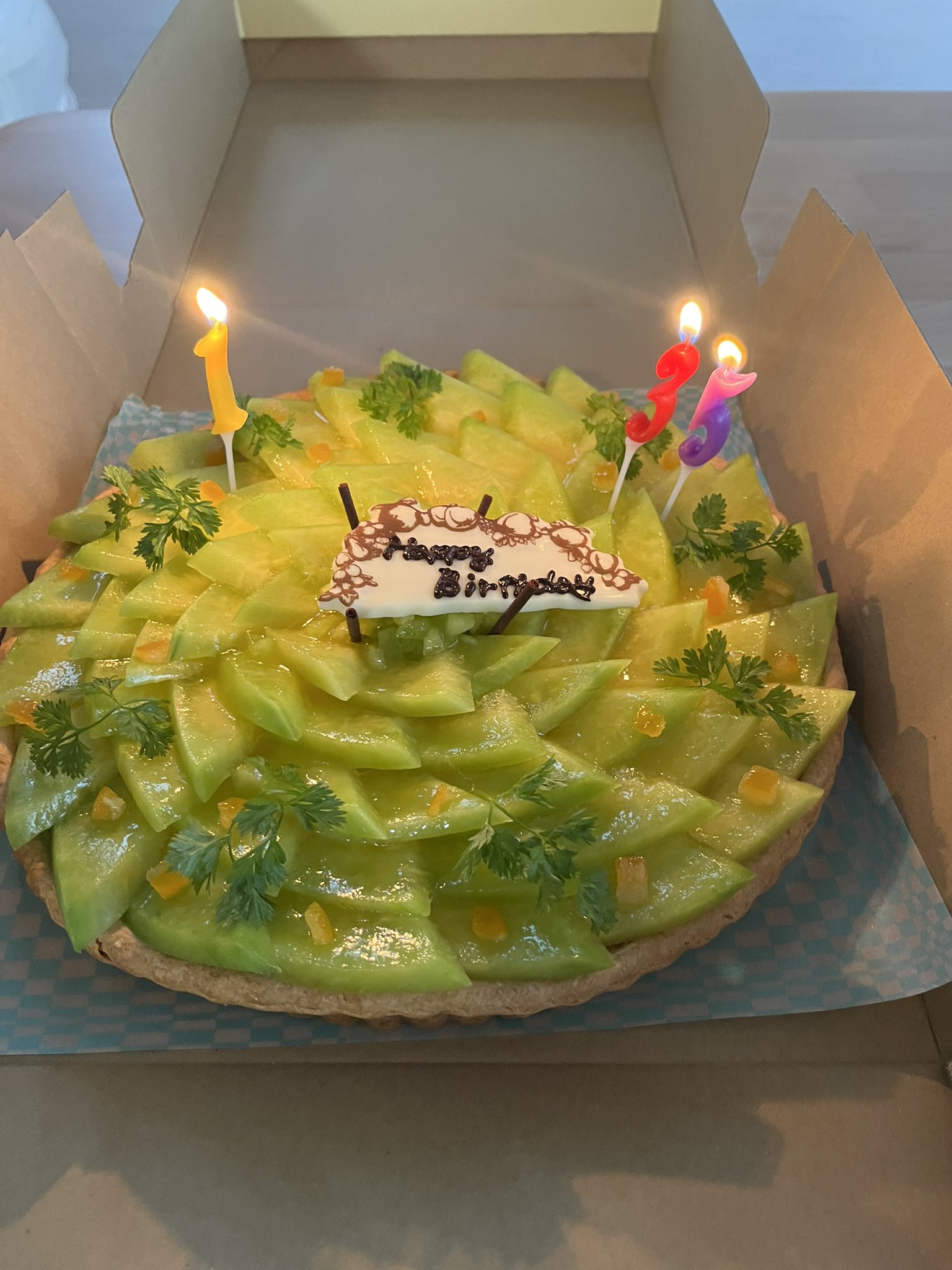 しおん バースデーケーキはキルフェボンさんのメロンタルトです ちなみに私も今日で35歳です T Co Akhdpltt7p Twitter