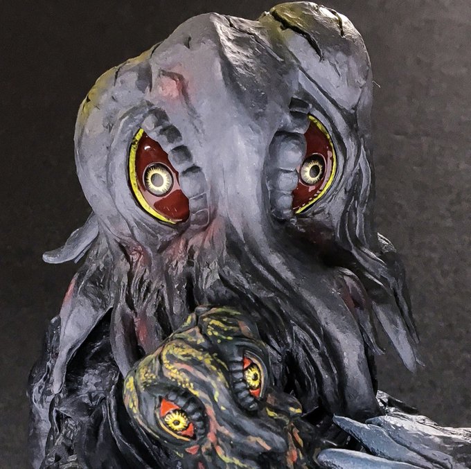 同じ角度でならこっちのが比較しやすいですね。
最初の1枚がデフォルト、2枚目が目の中にホロシールを貼ったものです。
結構明るく赤く見えるようになったんじゃないかな。
monsterartsのヘドラ、本当によく可動化してくれたなぁという感じです。(h 