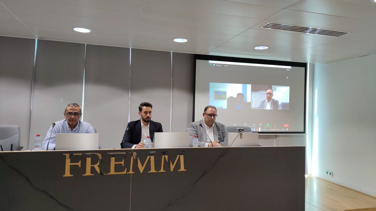 fremm_es's tweet photo. 📢 Las empresas de energías #renovables de #AREMUR en #FREMM y la dirección general de la Vivienda, con @SanchezEspin y @José Francisco Lajara a la cabeza, respectivamente, detallaron las nuevas #ayudas a la eficiencia energética en #edificios y #viviendas 🏢.
Mejor con @fremm_es https://t.co/ENBIAtRXUU