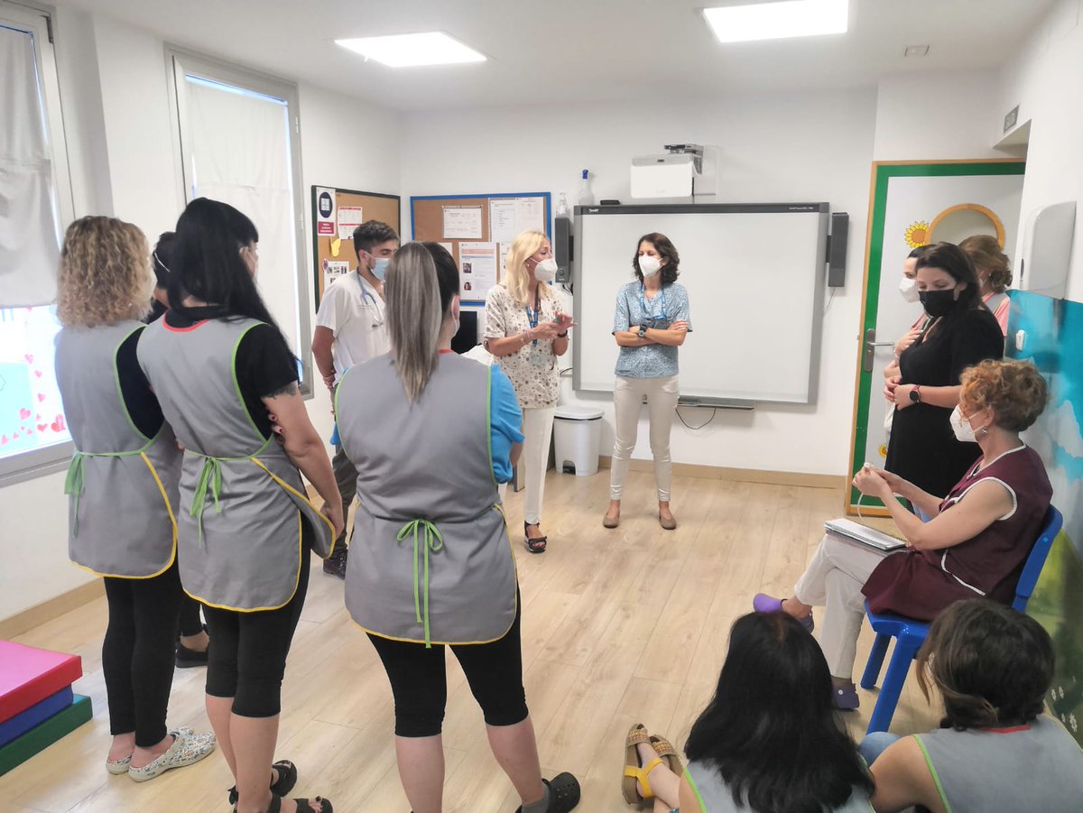 Implicación, cariño y profesionalidad.
Excelente trabajo de nuestra unidad de hospitalización pediátrica a domicilio.
También imparte talleres sobre cuidados en centros de educación especial para que docentes ofrezcan la mejor atención.
huvn.es/noticias/el-ho…