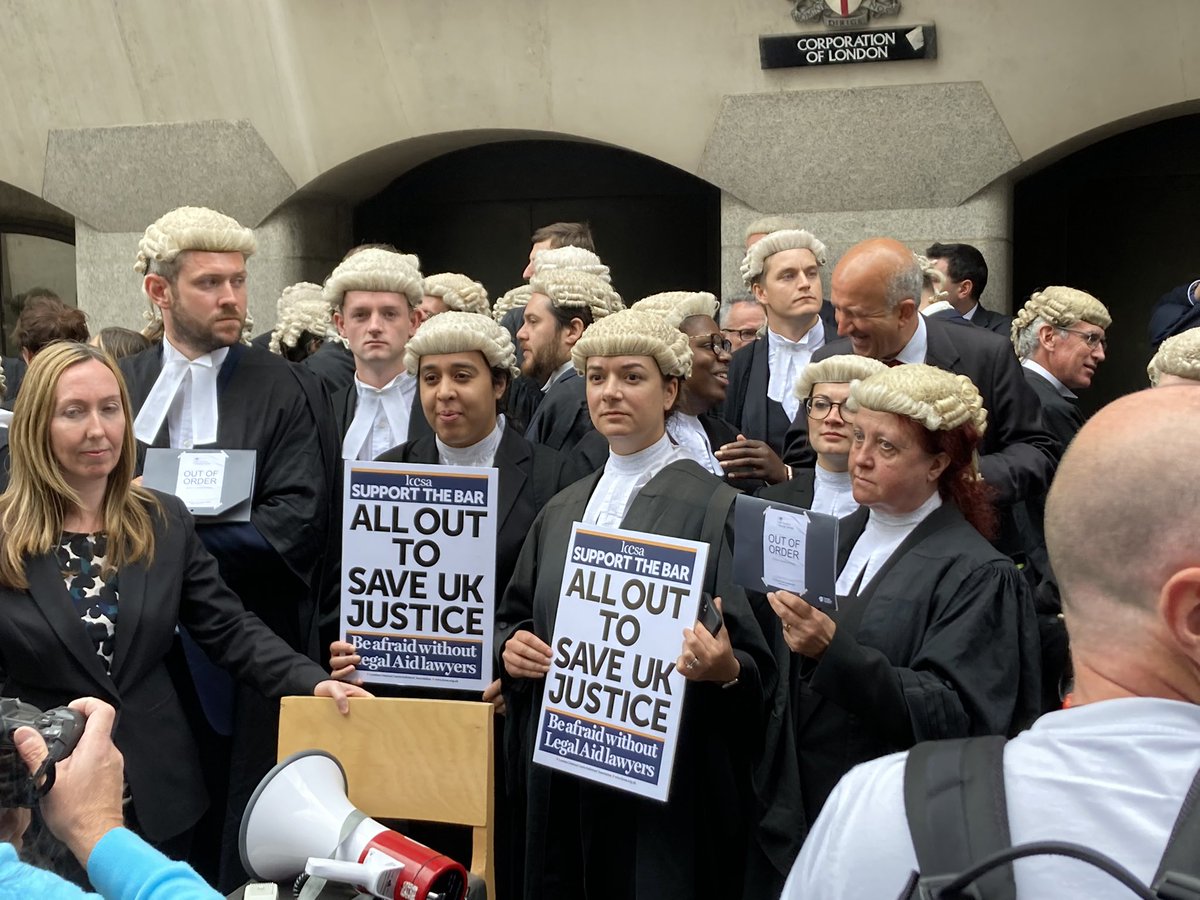 This morning I stood alongside many @TheCriminalBar colleagues outside the Old Bailey to highlight that  #LegalAid is broken and that the Government needs to fund criminal justice properly. #SaveUKJustice