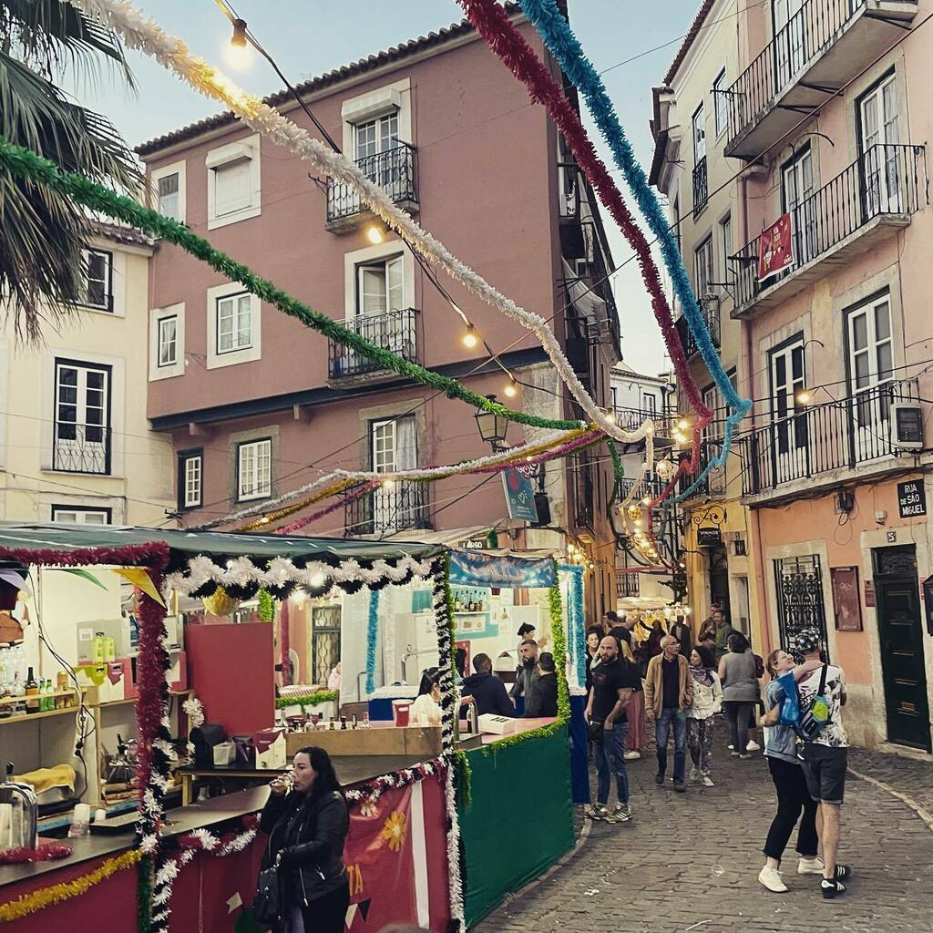 test ツイッターメディア - リスボン、アルファマ地区のイワシ祭りは今週末まで開催です。今年のイワシは1匹1.5ユーロです。 #ポルトガル #リスボン #イワシ https://t.co/yaBz40lj1h