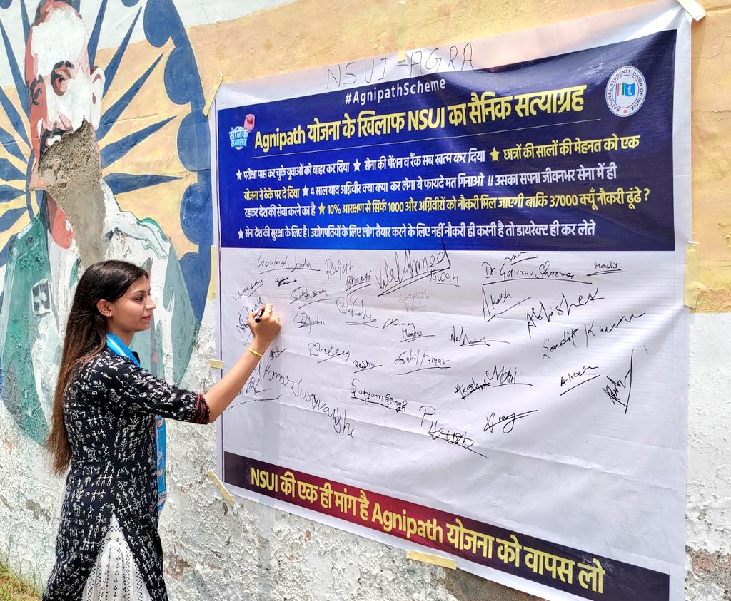 ManyaNsui's tweet photo. अग्निपथ योजना के खिलाफ सत्याग्रह... 
आज #AgraNSUI द्वारा आगरा विश्वविद्यालय में हस्ताक्षर अभियान चलाया गया। छात्रों को बताया कि अग्निपथ के द्वारा छात्रों के भविष्य के साथ खिलवाड़ किया जा रहा है।
 #StudentsAgainstAgnipath

@nsui @Neerajkundan @VishalcINC @ankushwithrg https://t.co/q9xaXEzHMM