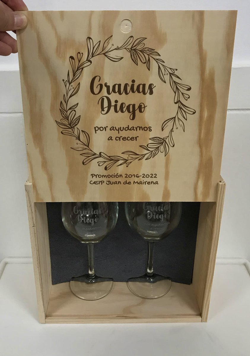 decoclaim's tweet photo. Gracias Diego ✨

Hoy os enseñamos un regalo muy especial para Diego, un profesor magnífico y compasivo 🌿

 Sus alumnos han querido darle las gracias por todo un año de esfuerzo y dedicación hacia ellos. https://t.co/w4yINnACQe